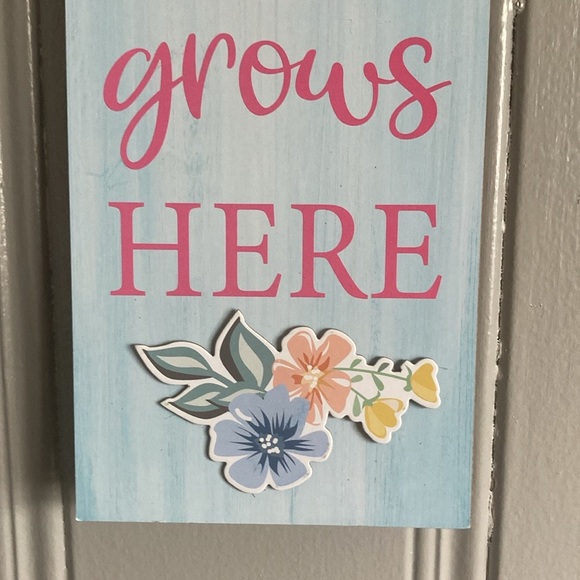 NWT Beautiful Blue & Pink Wooden- L🌸VE Grows Here- Vertical Floral Decor Sign - Picture 12 of 16